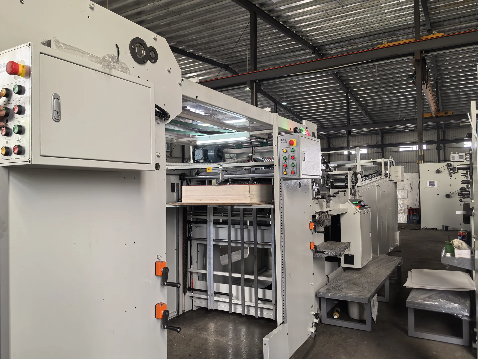 DX-1207 cardboard laminator top feeder loaded with printed sheets during test run